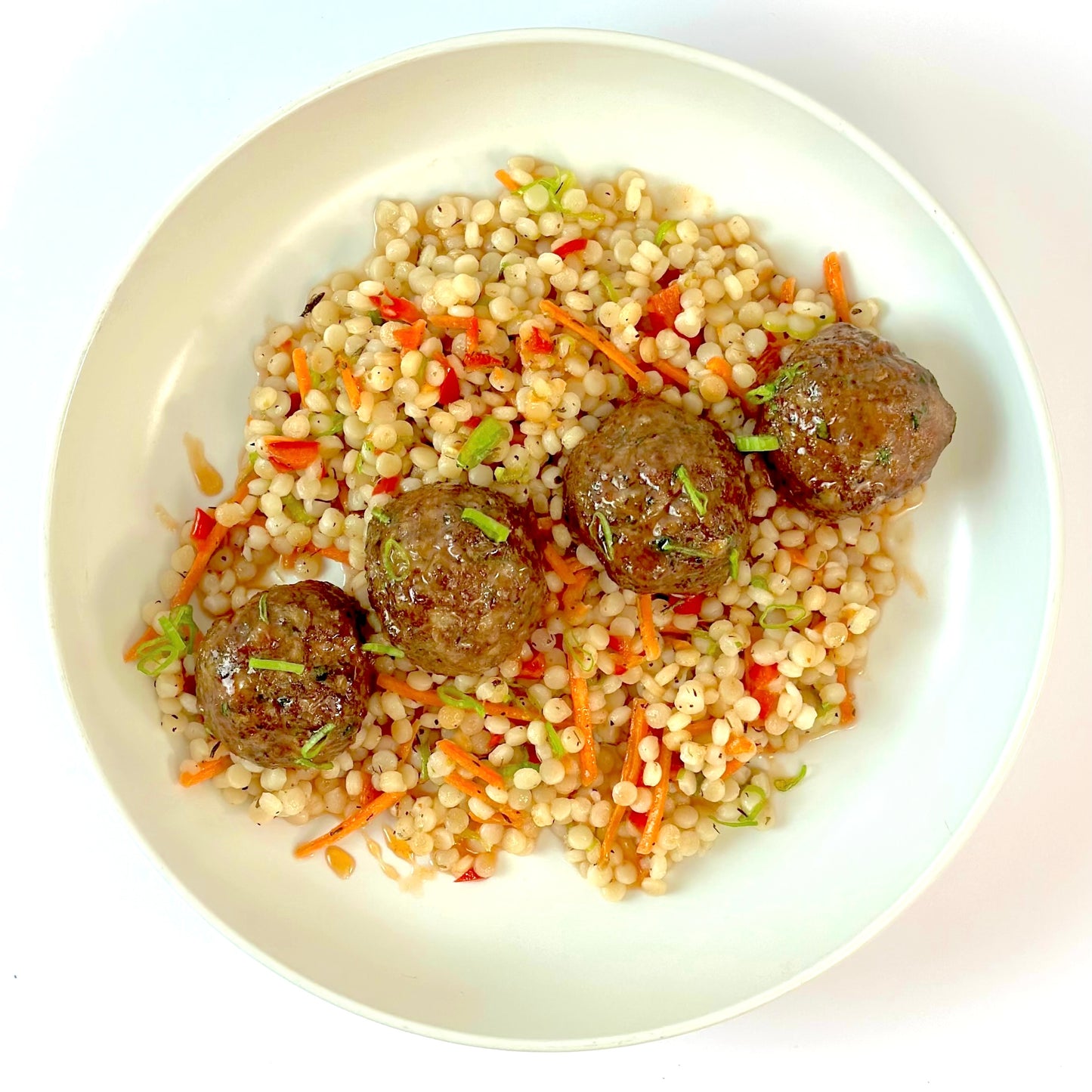 Albóndigas de miel y sriracha con cuscús israelí